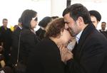 DYBFØLT. Til Hugo Chavez' begravelse trøstede Irans præsident Mahmoud Ahmadinejad den afdødes mor. 