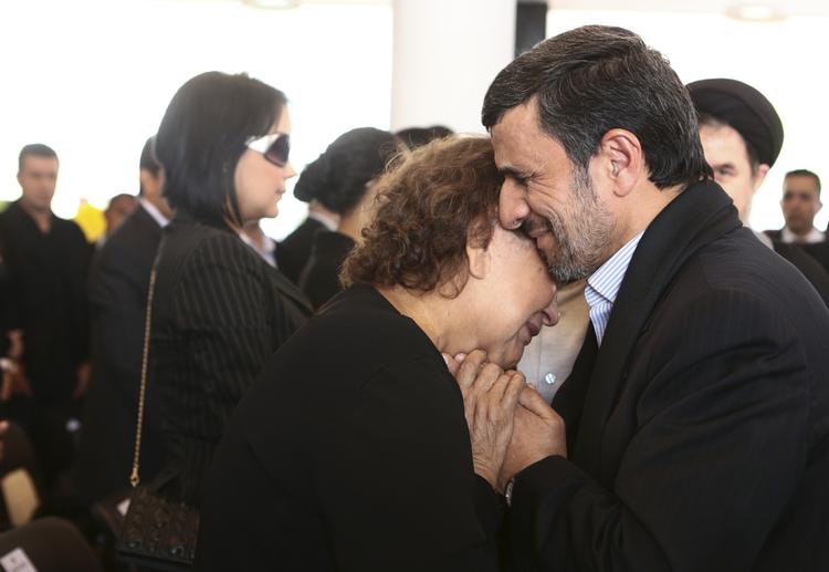 DYBFØLT. Til Hugo Chavez' begravelse trøstede Irans præsident Mahmoud Ahmadinejad den afdødes mor. 