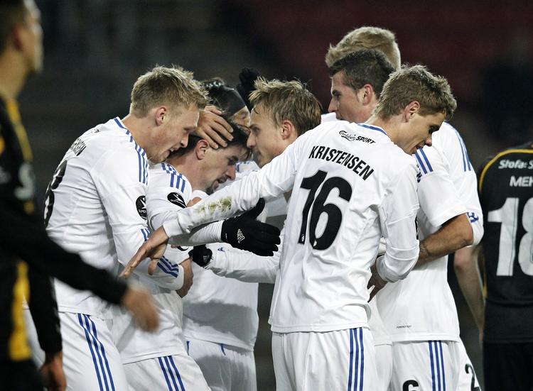 Løve-sejr. FCK's Cesar Santin jubler med  holdkammeraterne efter sin scoring til 1-1. 