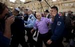 BOSÆTTER. Efter seks uger gik kabalen endelig op for Israels premierminister, Benjamin Netanyahu. Han skriver regeringsaftale med blandt andre lederen af det ultraortodokse Jødisk Hjem, Naftali Bennett, der tidligere er leder af en bosætterbevægelse. Her vinker han til vælgerne tæt på Grædemuren under den israelske valgkamp. 