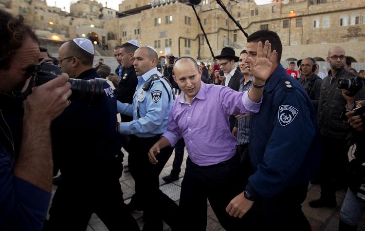 BOSÆTTER. Efter seks uger gik kabalen endelig op for Israels premierminister, Benjamin Netanyahu. Han skriver regeringsaftale med blandt andre lederen af det ultraortodokse Jødisk Hjem, Naftali Bennett, der tidligere er leder af en bosætterbevægelse. Her vinker han til vælgerne tæt på Grædemuren under den israelske valgkamp. 
