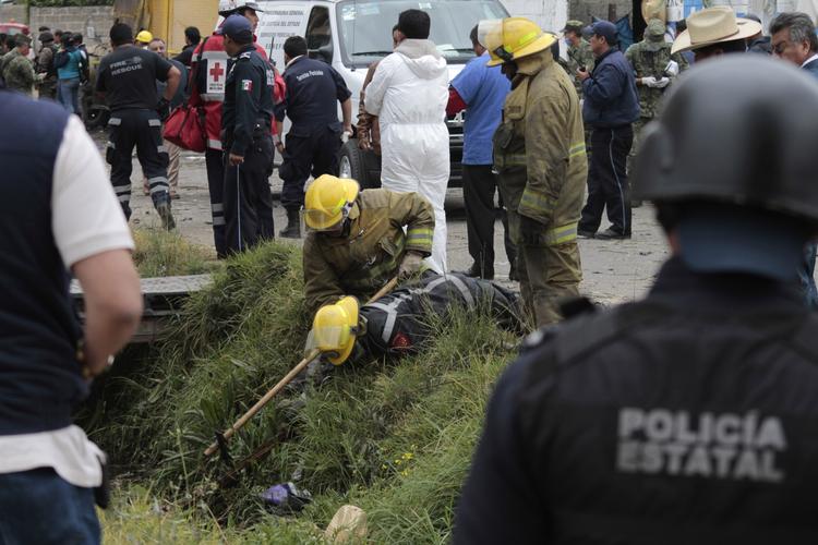EKSPLOSION. Redningsarbejdere under indsatsen i Tepactepec efter den dødelige fyrværkeri-ulykke. 