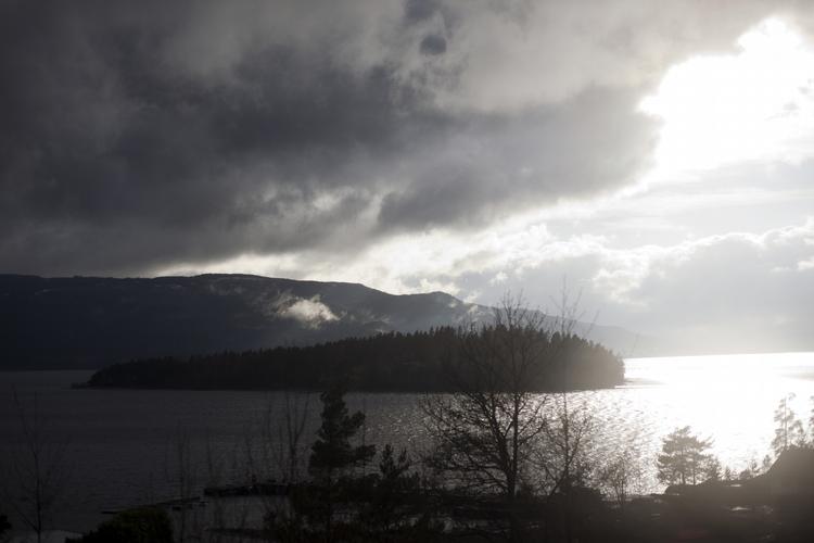 Terror. Den norske ø Utøya i Norge, hvor norske Anders Behring Breivik den 22. juli 2011 skød og dræbte 69 mennesker, der deltog i en politisk sommerlejr på øen. 