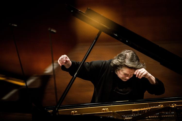 Fokuseret.  Leonskaja er en rigtig musiker. Ved Torsdagskoncerten fungerede hun som selve motoren i Tjajkovskijs  klaverkoncert. 