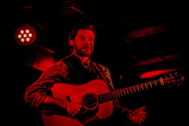 Sårbare smil.  Afie Jurvanen drev gæk med klicheerne, mens han trak vod gennem samtlige fortællinger om ulykkelig kærlighed. 