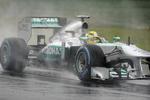 regnskyller. Nico Rosberg havde den hurtigste tid i regnvejret, inden tidskørslerne blev udsat til søndag. 