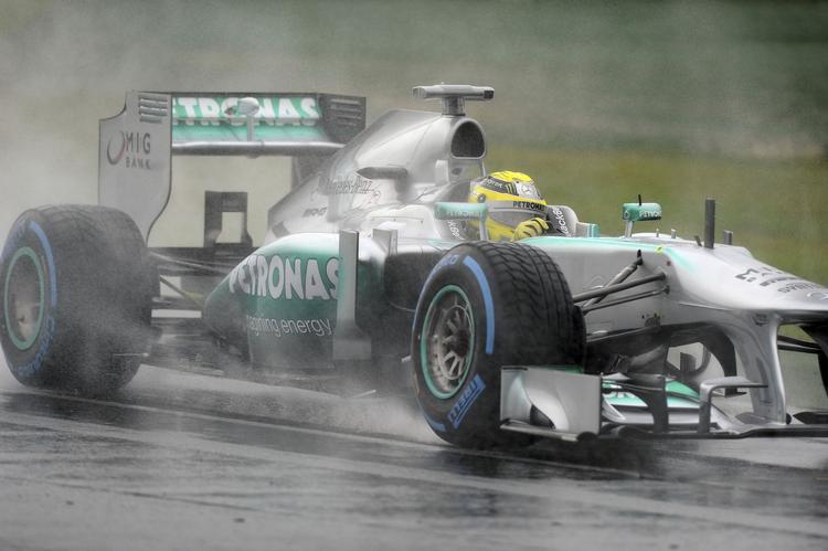 regnskyller. Nico Rosberg havde den hurtigste tid i regnvejret, inden tidskørslerne blev udsat til søndag. 