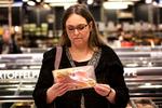 Detektiv. Tine Lindvig kalder sig 'the human milk detector' (den menneskelige mælkedetektor, red.) med et skævt smil, for ganske få spor af mælk i maden sætter alle kroppens alarmsystemer i gang. Derfor er hun ekspert i deklarationer. 