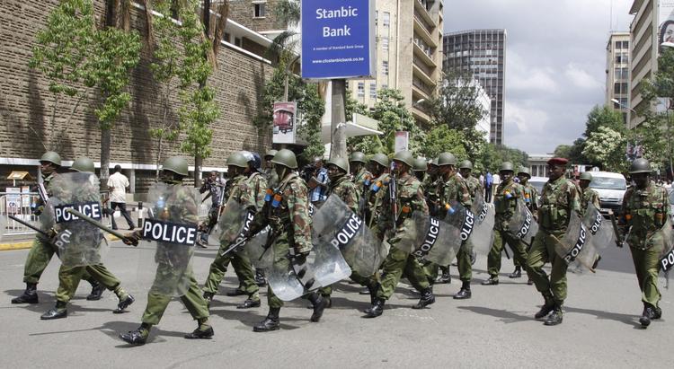 VALGSTRID. Kenyanske betjente patruljerer omkring landets Højesteret i anledning af den protest, Raila Odinga har indgivet over det netop overståede præsidentvalg. 