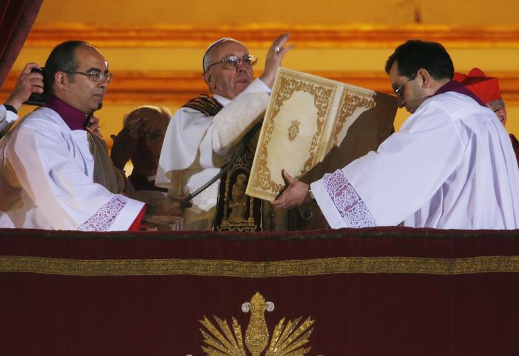 Gejstlig. Pave Frans kan passende indlede sit embede med at søge om syndsforladelse. Især for de mange forbrydelser, som hans kirke indtil nu har lagt låg på, skriver Jens-André Herbener. 
