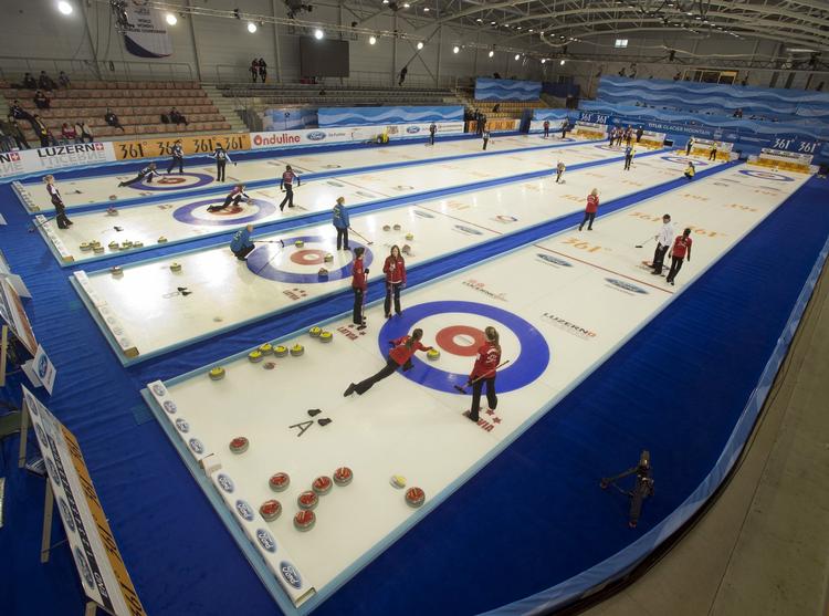 curling. Træning på isen i Letland før kampene. 
