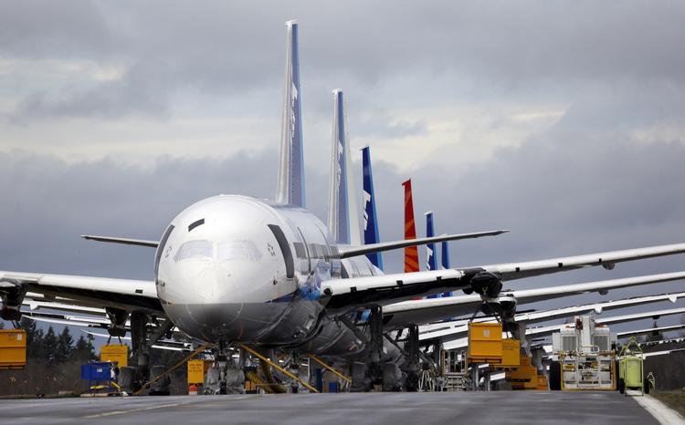 LEVERINGSSTOP. Færdigbyggede 787'ere holder klar ved Boeingfabrikken, der kæmper for at løse problemerne med overophedning af batterierne i den nye flytype. 