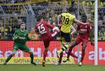 5-1. Dortmunds Nuri Sahin (i gult) scorer i kampen mod Freiburg. 