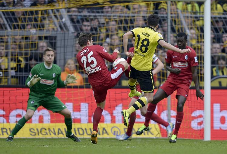 5-1. Dortmunds Nuri Sahin (i gult) scorer i kampen mod Freiburg. 