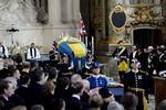 Farvel. Hele den svenske kongefamilie og dronning Margrethe var til stede i slotskirken, hvor prinsesse Lilians kiste var svøbt i det svenske flag og omgivet af liljekonvaller. 