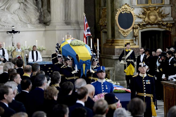 Farvel. Hele den svenske kongefamilie og dronning Margrethe var til stede i slotskirken, hvor prinsesse Lilians kiste var svøbt i det svenske flag og omgivet af liljekonvaller. 