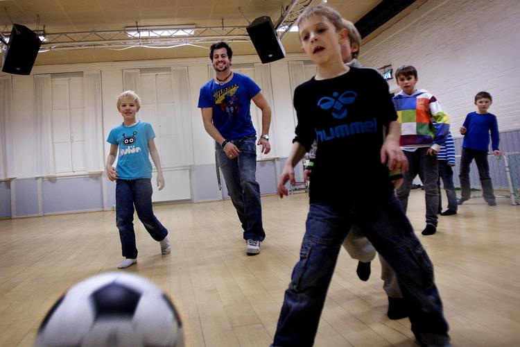 Folkeskolen. Kulturminister Marianne Jelved (R) foreslår, at fritidsaktiviteter skal indgå i skoledagen. 