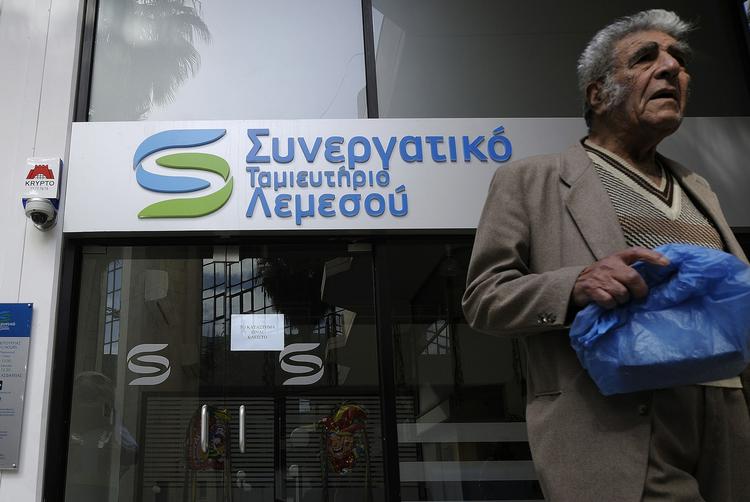 Run. Mange cyprioter har hævet deres penge i banken af frygt for ny afgift på indlån. 