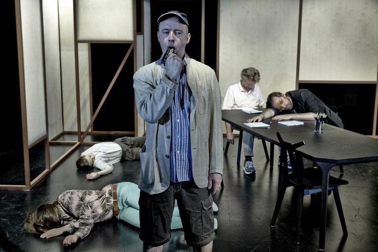 Hårdtprøvede. Et team af manuskriptforfattere i Frédéric Sonntags stykke. 