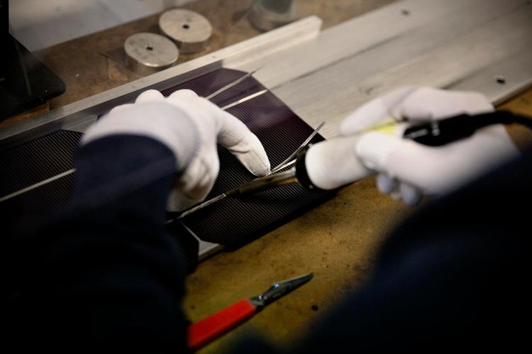 Ajour.  Dygtige ingeniører er en forudsætning for, at industrien kan levere varen. Så selv om krisen kostede mange ingeniører deres efteruddannelse, har de i dag fundet vejen tilbage  til skolebænken. 