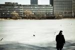 Udenom. Jacob Eriksen skriver ikke om det sorte hul, blodproppen sænkede ham ned i, men om alt det udenom. 