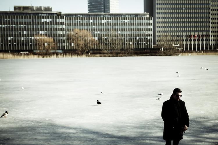 Udenom. Jacob Eriksen skriver ikke om det sorte hul, blodproppen sænkede ham ned i, men om alt det udenom. 
