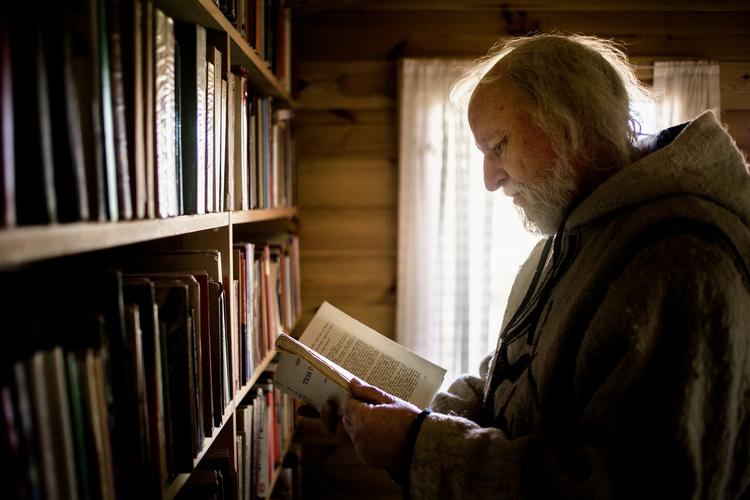 Arvegods. Gode bøger satte Svend Åge Madsen i gang med at skrive, og han er blevet ved. De eksistentielle spørgsmål optager ham, men han forsøger at give historierne en konkret dimension ved at forankre dem i et genkendeligt  Aarhus. 