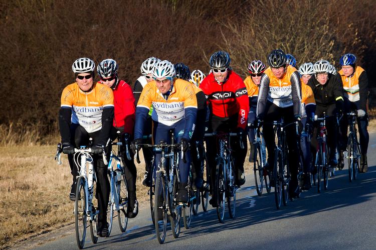 FORÅRSTEGN. Allerede første tirsdag i marts var over 20 motionister fra Amager Cykle Ring klar til træning på deres 10 km rundstrækning gennem Kongelunden. Men alle glæder sig til sommertiden, så man kan nå til ’bjerg-etaperne’ nord for  København.  Foto: Per Folkver 