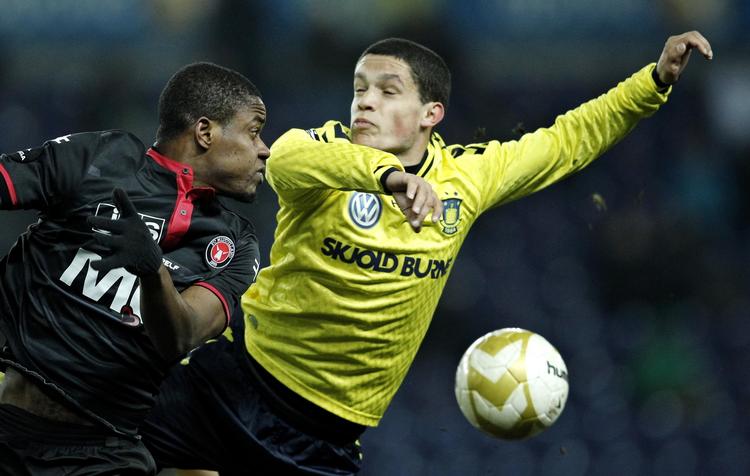 Duel. Midtjyllands Izunna Arnest Uzochukwu og Brøndbys Patrick Da Silva. 