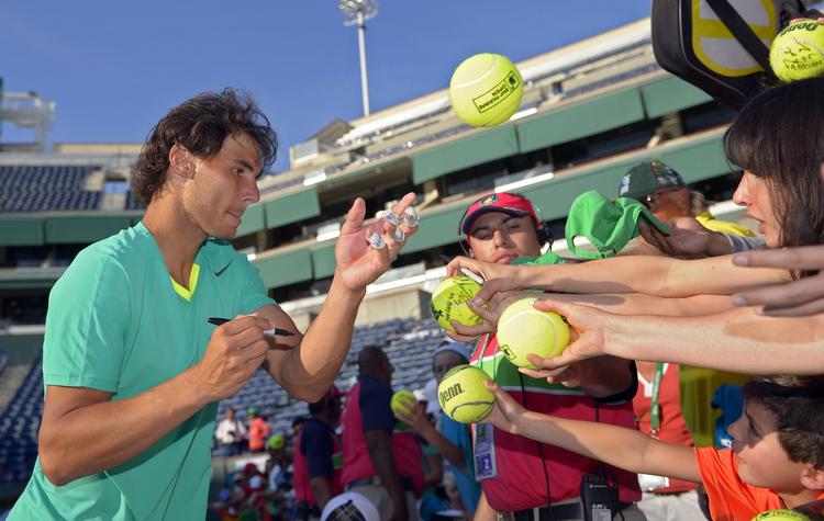 triumf. Rafael Nadal signerer tennisbolde efter sejren i finalen i Indian Wells mod Juan Martin del Potro 