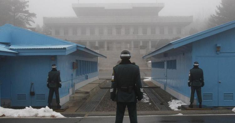 GRÆNSELAND. Grænsen mellem Nord- og Sydkorea går midt mellem de to blå barakker. Foto: Miriam Zesler 