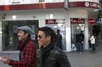 Redningspakke. En ny afgift på indlån, har fået mange cyprioter til at hæve deres penge i banken. 