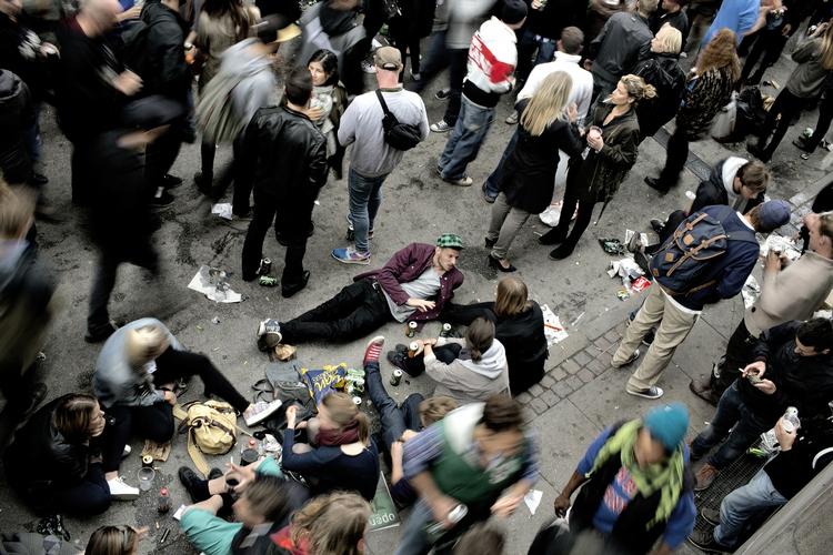 Tis. Selv om Distortion har fået sat flere toiletter op, er der stadig alt for mange, der tisser i baggårde og op ad husmurene. 