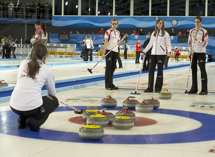 presset. Det canadiske hold vurderer næste sten under VM i Riga. Danskerne tabte stort til Canada. 