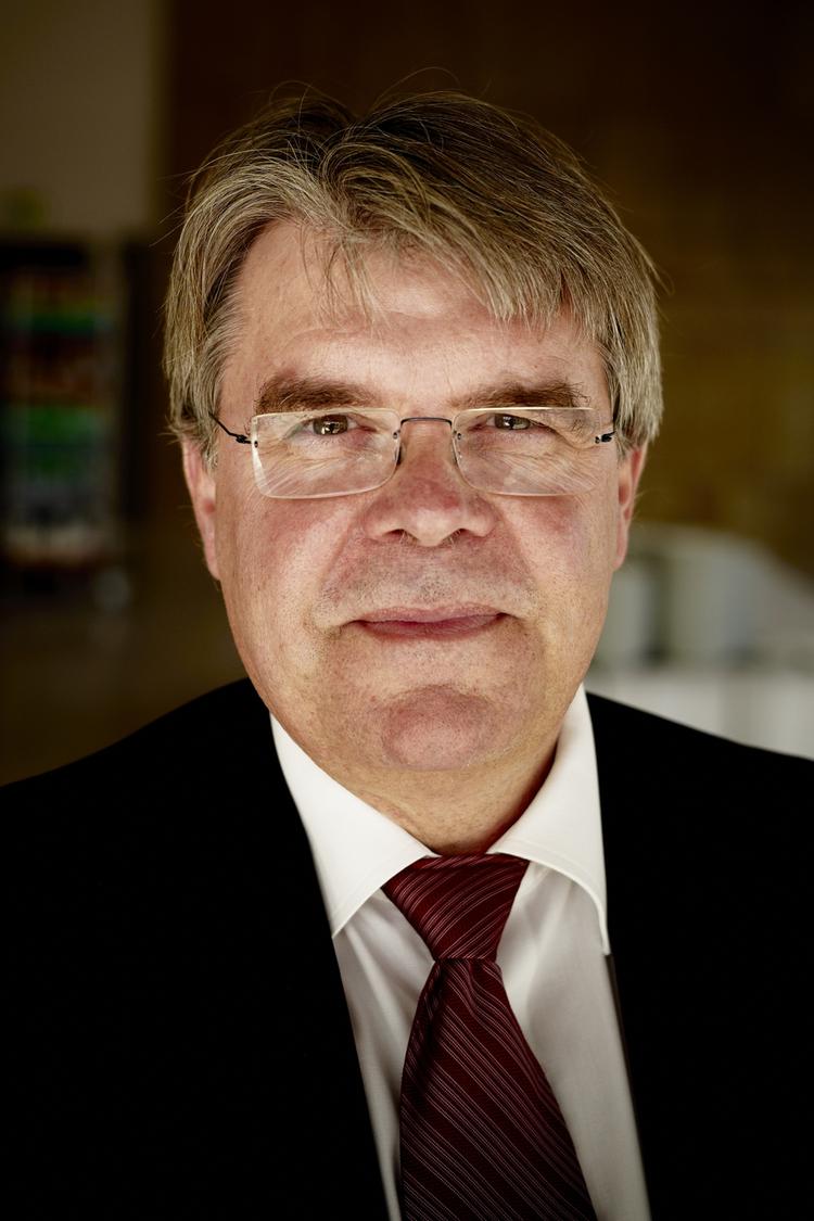 Direktør-stop. Peter Engberg Jensen fortsætter i jobbet til den nye koncernchef tiltræder. 