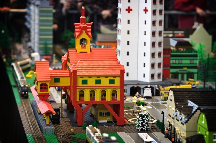 Lego-fabrik. Baseret på de nuværende forventninger til den fremtidige vækst, vil fabrikken være i stand til at producere omkring 70-80 procent af alle Legos produkter, der sælges i Asien i 2017. 
