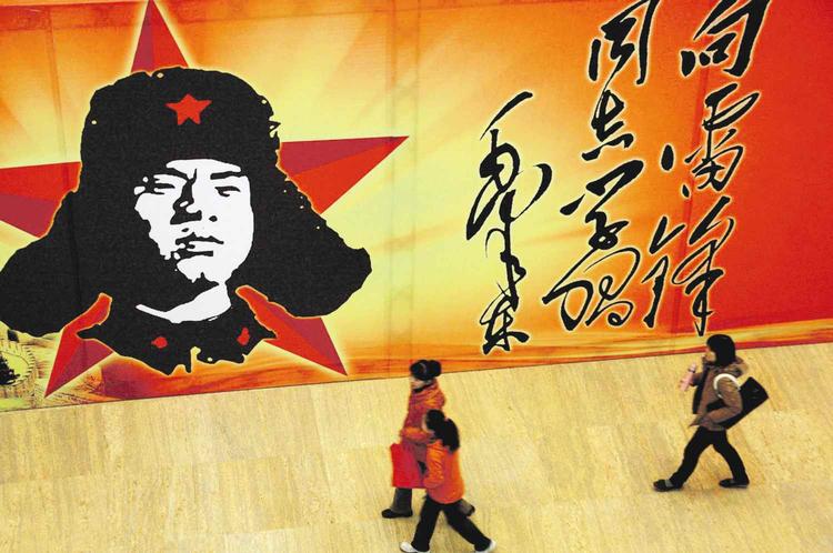 Propaganda. Hele tre film om  soldaten Lei Feng og hans gode  gerninger har haft premiere for nylig. Men kineserne gider ikke se dem. 