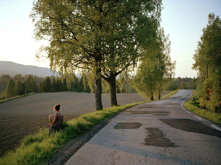 »Mine venner, som blev dræbt, er blevet en del af naturen nu. På den måde er de hos mig hele tiden. I stedet for at gå til psykolog, bruger jeg naturen. Der finder jeg tryghed. Jeg kan gå tur, sidde på en sten, tænke og høre musik«.Aina Helgheim, 19 år, gemte sig i en klippesprække. I næsten to timer efter at skydningen var ovre, stod hun i vand til livet, før hun turde komme frem. 