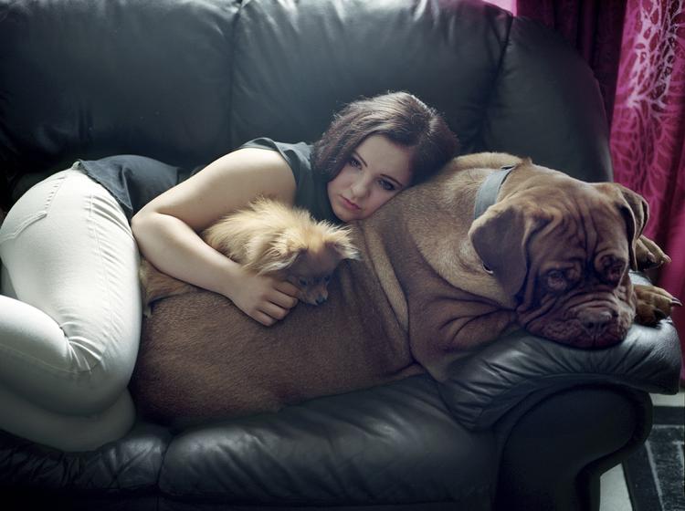 »Om natten var det svært at sove. Jeg var bange for mørket og drømte forfærdelige ting.  Min mor og jeg tænkte, at en hund måske ville hjælpe. Så jeg fik Athene, og nu sover hun på min mave hver nat«.Iselin Rose Borch, 15 år, gemte sig bag en stor sten ved Pumpehuset. Hun løb videre ned til en klippeafsats og blev reddet af en båd. 