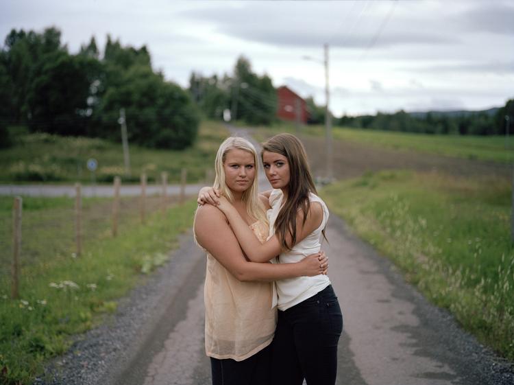 »De største problemer i et teenageliv skal jo egentlig bare være: Åh nej, jeg har ikke nogen penge. Jeg er ikke gammel nok til at gå i byen. Jeg er løbet tør for mascara. Eller at den dreng, du er vild med, ikke er vild med dig«.Bedsteveninderne Victoria Frøyd, 18 år,  og Sofie Nilsen 17 år,  gemte sig i skolestuen, til skyderiet var ovre. 