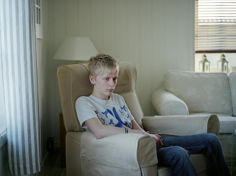 »Lige efter Utøya var der helt stille. Jeg tænkte hele tiden på, hvad der skete. Men lidt efter lidt blev jeg også nødt til at tænke på andre ting. Hvis jeg følgermeget med i medierne, havner jeg let i den tilstand, jeg var i lige efter 22. juli. Men ellers er jeg stort set tilbage i hverdagen«.Aleksander Sandberg, 16 år, gemte sig under en sofa i skolestuen. 