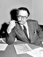 Sammensat. Raymond Chandler, her fotograferet i  1946, fik en omflakkende og rodløs tilværelse. 