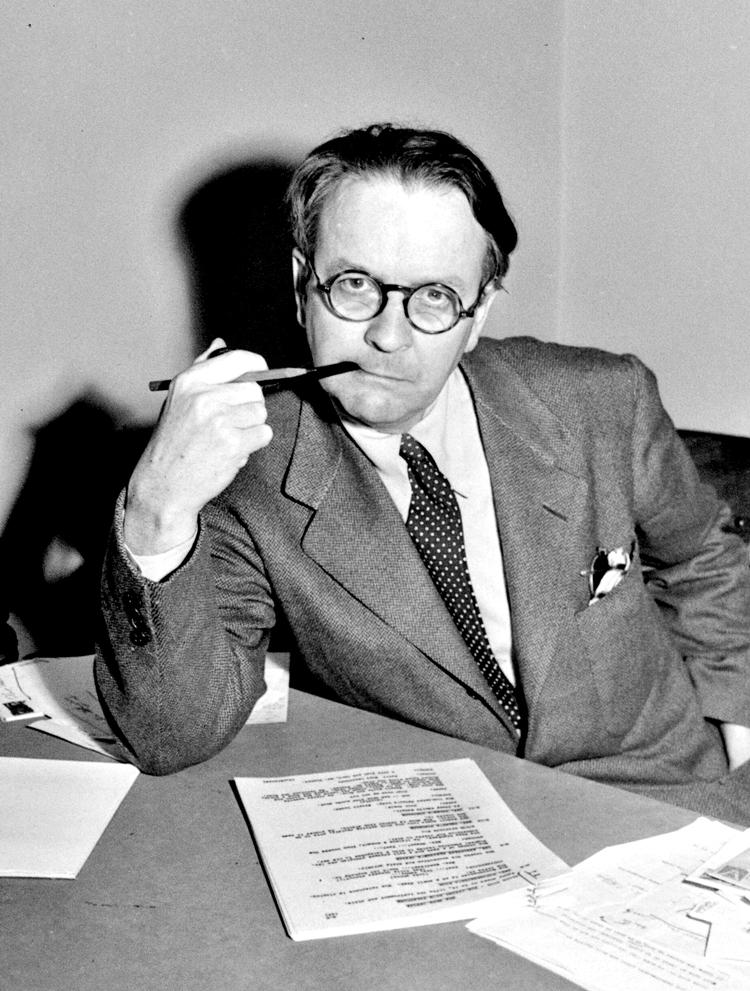 Sammensat. Raymond Chandler, her fotograferet i  1946, fik en omflakkende og rodløs tilværelse. 