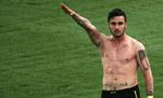 livstidskarantæne. AEK Athens midtbanespiller Giorgos Katidis løfter højre arm til en nazilignende hilsen ud mod publikum efter sin scoring mod Veria. 
