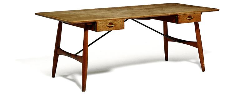 Solgt. Hans J. Wegners skrivebord var vurderet til 75.000, men blev solgt for 250.000 kroner. 