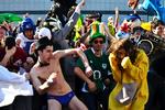 Irland. Unge danser 'Harlem Shake' i hovedstaden, Dublin. 