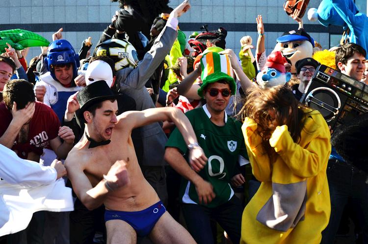 Irland. Unge danser 'Harlem Shake' i hovedstaden, Dublin. 