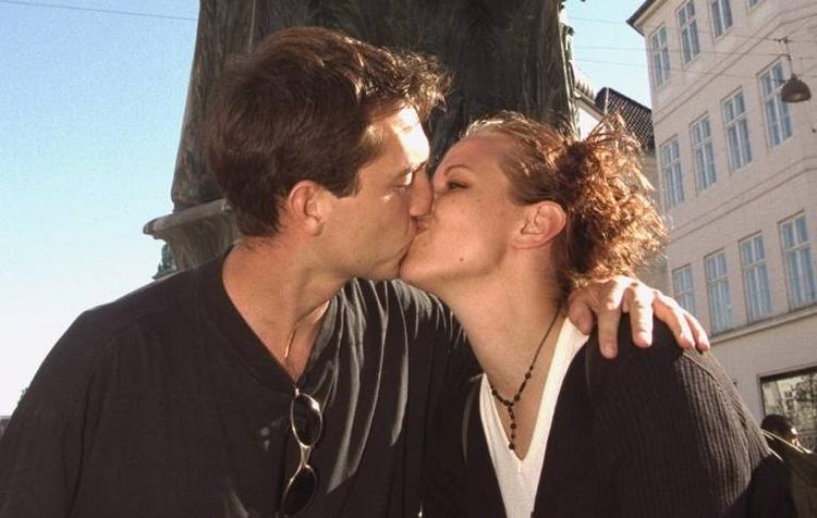 Kærlighed. Det kan være en dyr omgang at score en bekendt  i byen, hvis man først skal drikke mod til sig. Med Chili-appen kan du anonymt lægge an på den lækre sag, der står i baren - i hvert fald hvis I er venner på Facebook. (arkivfoto) 