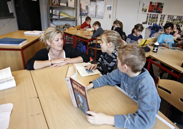 Lockout-trussel. KL og Danmarks Lærerforening mødes næste gang i Forligsinstitutionen på fredag, hvor de arbejder sig frem mod et forlig. Bliver parterne enige, vil et mæglingsforslag blive sendt til afstemning hos medlemmerne. Forkaster de forslaget, vil det resultere i konflikt. Bliver parterne derimod ikke enige i Forligsinstitutionen, kan forligsmanden udskyde konflikten 2 gange 14 dage, hvorefter KL’s lockout af lærerne træder i kraft. 