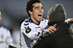 værdsat? Så lykkelig var Osama Akharraz, da han fejrede sin scoring med AGF's træner Peter Sørensen søndag. 